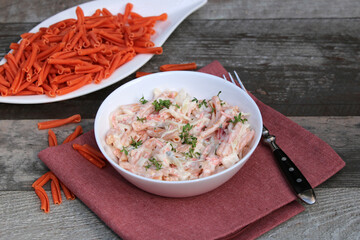 Nudelsalat aus Rote Linsen Nudeln.