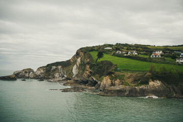 Naklejka premium Villas on a hill by the ocean. Living on a rocky sea shore