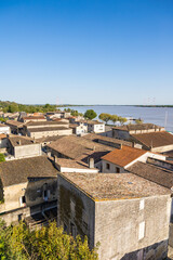 Vue sur la petite ville de Bourg et la Dordogne depuis la Place de l'Arc (Nouvelle-Aquitaine) © Ldgfr Photos