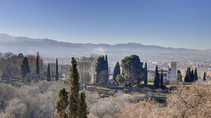 Palais de l'Alhambra et du palais de Generalife en Andalousie au sud de l'Espagne avec la neige de la sierra nevada au loin