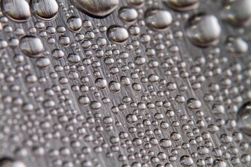 Plan macro sur des gouttes d'eau sur du métal