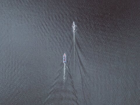dos barquitos en medio de la laguna visto desde arriba