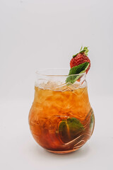 Cocktail de mojito de fresa con menta y hielo picado