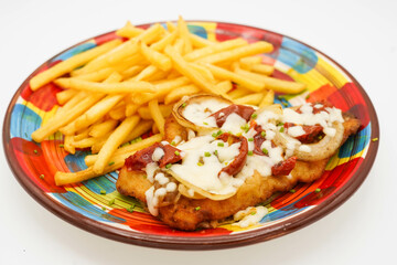 Milanesa rebosada con jamon y queso estilo sudamericano con patatas fritas