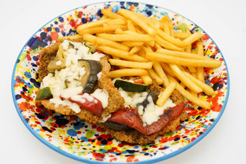 Milanesa rebosada con jamon y queso estilo sudamericano con patatas fritas