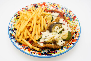 Milanesa rebosada con jamon y queso estilo sudamericano con patatas fritas