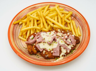 Milanesa rebosada con jamon y queso estilo sudamericano con patatas fritas