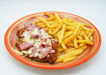 Milanesa rebosada con jamon y queso estilo sudamericano con patatas fritas