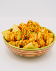 Porción de patatas bravas españolas con salsa picante
