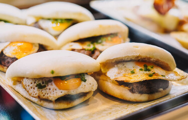 Diferentes tipos de canapes con jamon iberico, croquetas y queso