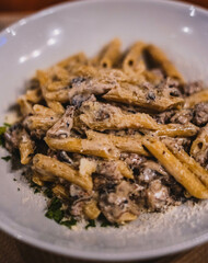 Un plato de macarrones con queso y beicon
