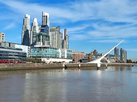 Puerto Madero, Buenos-Aires, El puente de la Mujer et le quartier des affaires, Argentine
