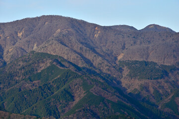 丹沢の大山三峰山より丹沢山と鬼ヶ岩ノ頭と蛭ヶ岳
丹沢　大山三峰山　路肩崩落①より左から丹沢山、鬼ヶ岩ノ頭（鬼ヶ岩）、蛭ヶ岳
