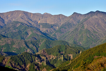 Naklejka premium 丹沢の大山三峰山より丹沢山と蛭ヶ岳と丹沢三峰の山並 丹沢 大山三峰山 路肩崩落②より左から丹沢山、鬼ヶ岩ノ頭（鬼ヶ岩）、蛭ヶ岳、丹沢三峰（西峰（太礼ノ頭）、中峰（円山木ノ頭）、東峰（本間ノ頭）） 