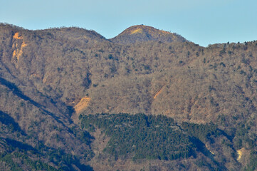 丹沢の大山三峰山より蛭ヶ岳を望む
丹沢　大山三峰山　路肩崩落②より左から鬼ヶ岩ノ頭（鬼ヶ岩）、蛭ヶ岳
