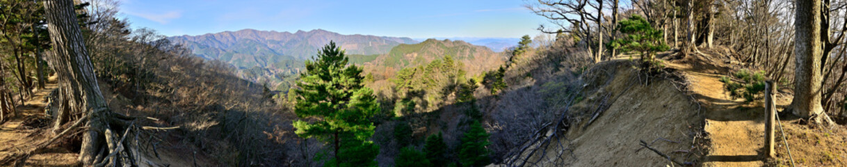 丹沢の大山三峰山より丹沢山地のパノラマ写真
丹沢　大山三峰山　路肩崩落②より左から新大日、木ノ又大日、塔ノ岳、日高、竜ヶ馬場、丹沢山、鬼ヶ岩ノ頭（鬼ヶ岩）、蛭ヶ岳、丹沢三峰（西峰（太礼ノ頭）、中峰（円山木ノ頭）、東峰（本間ノ頭））、黍殻山、焼山、鍋嵐
