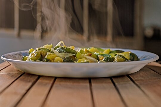 Plato humeante con zapallitos salteados