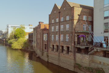 Stary budynek nad rzeką, Wielka Brytania - obrazy, fototapety, plakaty
