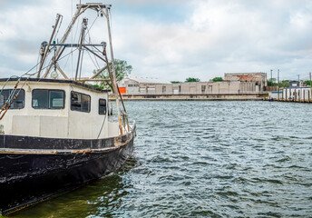Fototapeta na wymiar Black and white boat at a abandoned dock
