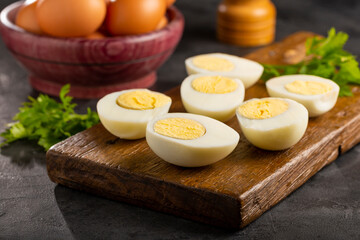 Sliced ​​boiled eggs on the table.