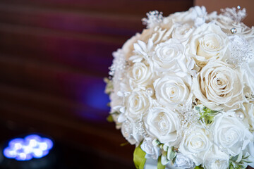 A round bouquet of many white roses
