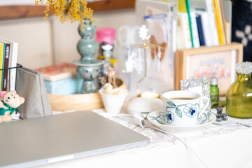 コーヒーと北欧インテリアとパソコンのテーブル