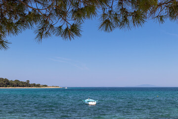 Kleines Boot am Hafen von Novalja, Insel Pag, Kroatien