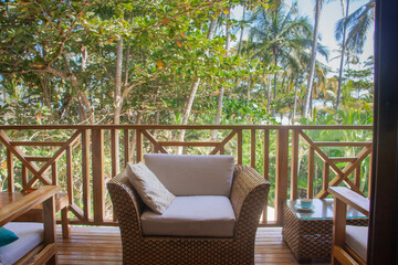 Sitio de relajación con silla, té y balcón