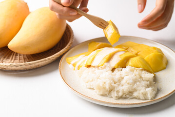 Mango sticky rice, Thai dessert (Khao Niew Mamuang)