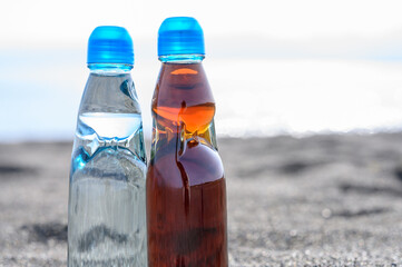浜辺に置かれた瓶ジュース　レトロ　海