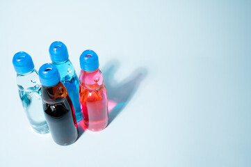 4本並んだ瓶ジュース　コーラ　サイダー　