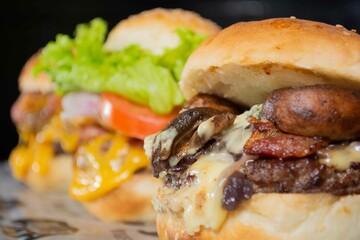 cheese burger vegetales tomato cheddar
