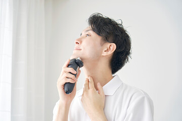 男性　電気シェーバー　自宅