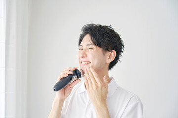男性　電気シェーバー　自宅