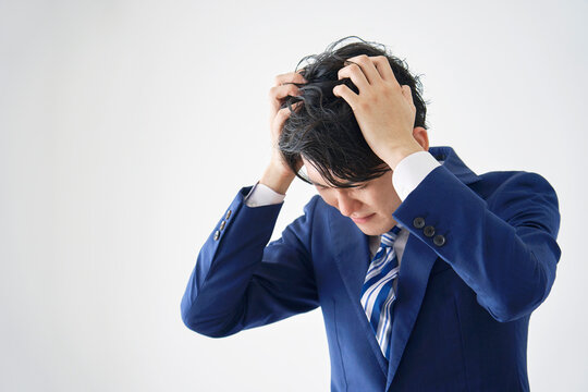 ビジネスマン  頭を抱える　白背景