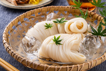 日本の素麺を食べる