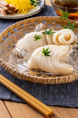 日本の素麺を食べる