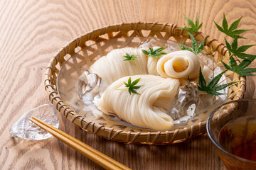 日本の素麺を食べる