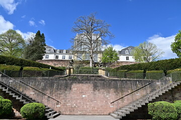 Fototapeta na wymiar Schlossgarten und Saarbrücker Schloss mit Treppenanlage bei blauem Himmel im Frühling, Saarbrücken, Saarland, Deutschland