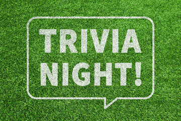 芝の上に書かれたTRIVIA NIGHT!の文字