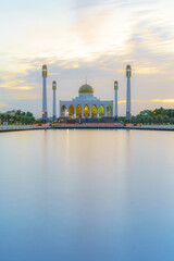 Obraz premium The big center mosque songkhla thailand long exposure