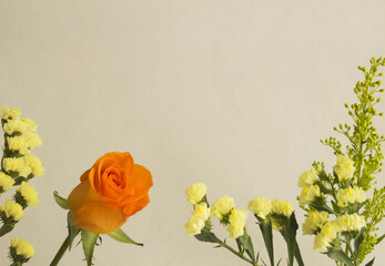 オレンジのバラと黄色の花