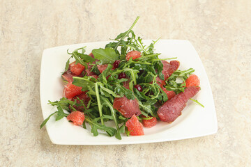 Duck salad with ruccola and grapefruit