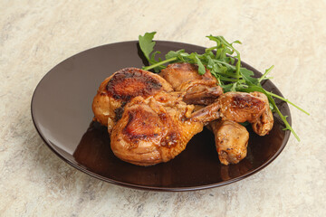 Roasted chicken leg with rucola