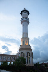 Obraz premium The minaret of the mosque and the light under it in the evening