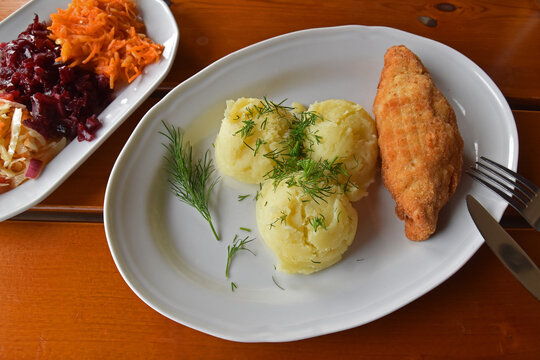 Kotlet devolay z ż&oacute;łtym serem i ziemniakami