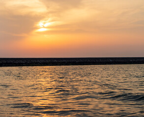 Obraz premium Shot of a dramatic sunset by the beach. Nature