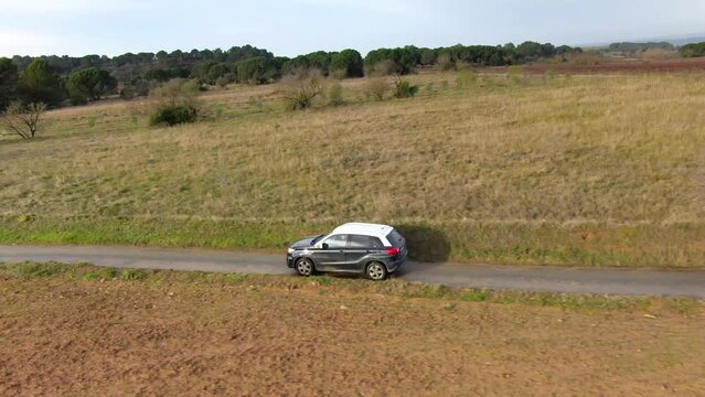 Voiture SUV sur un chemin, film&eacute;e par drone