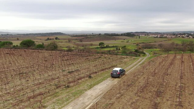 Voiture SUV sur un chemin, film&eacute;e par drone