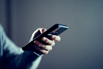 SNSで悪評を広める男性の手元